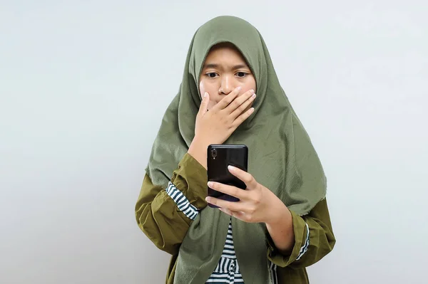 Wanita Muslim Asia Muda Membaca Berita Buruk Ponsel Portrait Young — Stok Foto