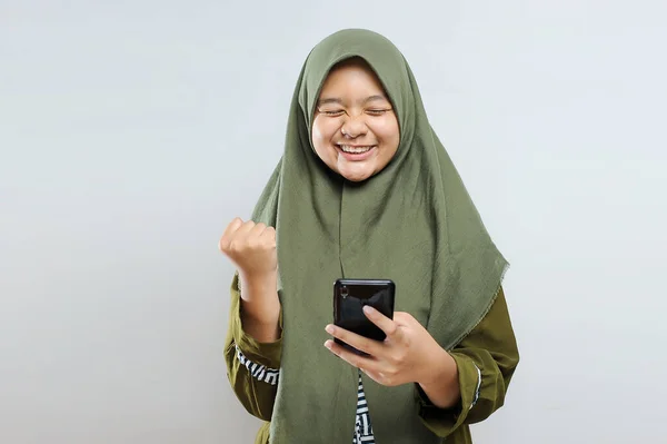 Joven Mujer Musulmana Asiática Feliz Emocionada Expresando Gesto Ganador Sosteniendo —  Fotos de Stock