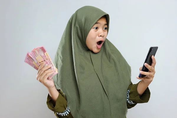 Молодая Азиатская Мусульманка Счастлива Взволнована Выражая Победный Жест Держа Руках — стоковое фото