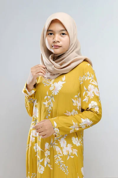Studio Beauty Shoot Young Beautiful Muslim Asian Woman Grey Background — Stock Photo, Image
