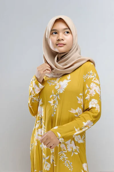 Studio Beauty Shoot Mladý Krásný Muslim Asijské Žena Šedém Pozadí — Stock fotografie
