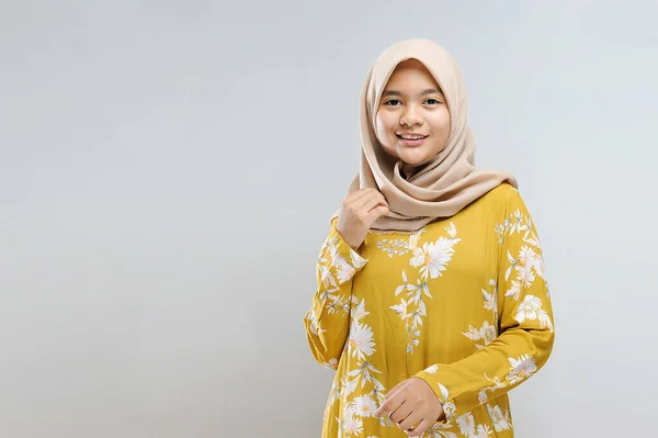 Studio Beauty Shoot Junge Schöne Muslimische Asiatische Frau Auf Grauem — Stockfoto
