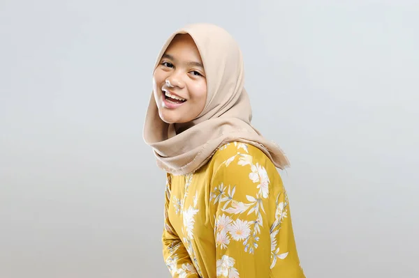 スタジオ ビューティー シュート 若い美しいイスラム教徒のアジアの女性 灰色の背景 — ストック写真