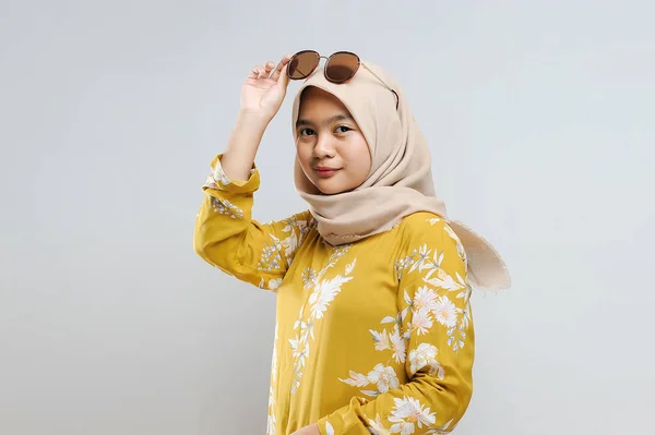 Stúdió Szépségfotózás Fiatal Gyönyörű Muszlim Ázsiai Szürke Háttér — Stock Fotó