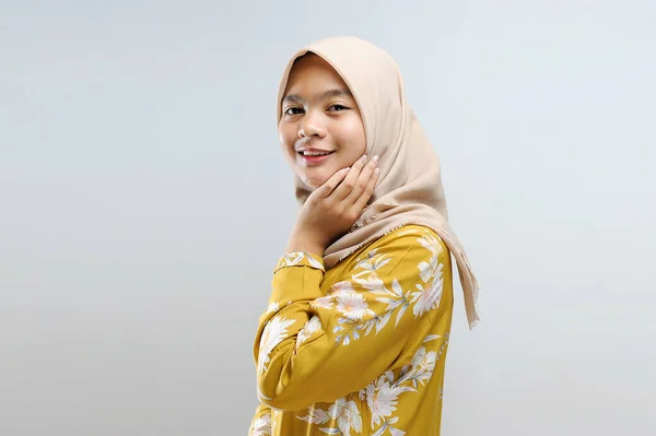 演播室美女射击 灰色背景的年轻美丽的亚洲穆斯林妇女 — 图库照片