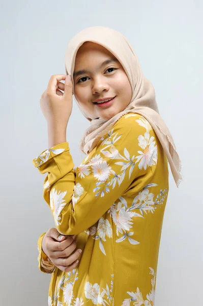 Studio Beauty Shoot Ung Vacker Muslimsk Asiatisk Kvinna Grå Bakgrund — Stockfoto