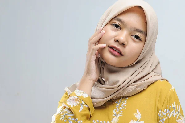 Studio Beauty Shoot Ung Vacker Muslimsk Asiatisk Kvinna Grå Bakgrund — Stockfoto