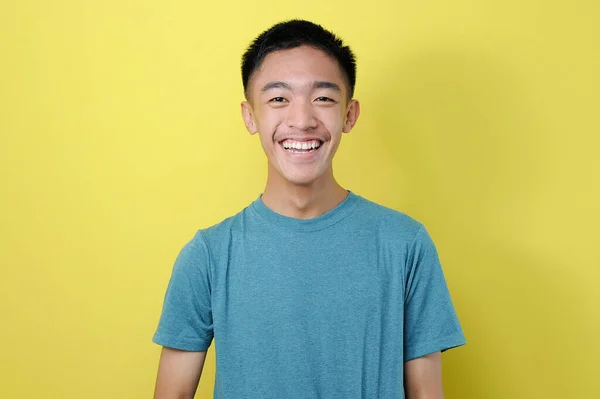 Згорніть Портрет Вродливого Молодого Азіатського Чоловіка Відокремленого Жовтим — стокове фото
