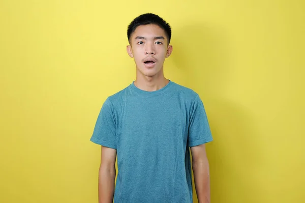 Şaşkın Asyalı genç adamın portresi kameraya bak, ağzı açık, sessiz gözlem beklentisi gördüğü şey karşısında şok oldu.