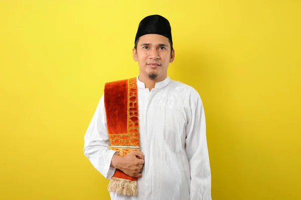 Junger Asiatischer Muslim Steht Selbstbewusst Vor Gelbem Hintergrund — Stockfoto