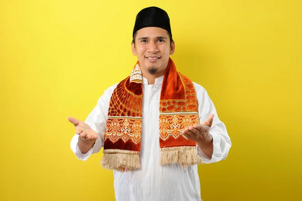Lächelnder Junger Asiatischer Muslim Mit Willkommensgeste Während Des Ramadan Isolierter — Stockfoto