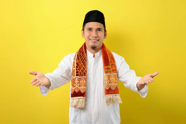 Lächelnder Junger Asiatischer Muslim Mit Willkommensgeste Während Des Ramadan Isolierter — Stockfoto