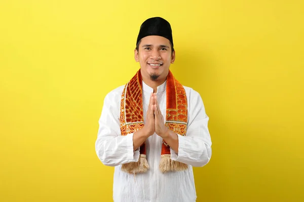Joven Musulmán Asiático Con Saludo Gesto Bienvenida Ramadhan Aislado Sobre —  Fotos de Stock