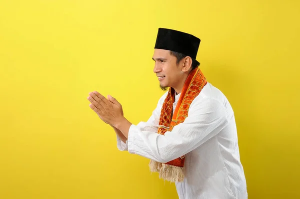 Mosolygó Fiatal Ázsiai Muszlim Férfi Arcképe Üdvözlő Gesztussal Barátságos Gesztussal — Stock Fotó