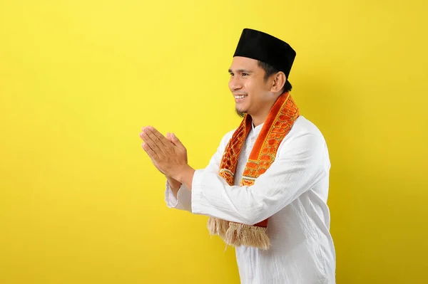 笑顔の肖像若いアジアのイスラム教徒の男と挨拶ジェスチャーや歓迎ジェスチャー 黄色の背景に孤立 — ストック写真