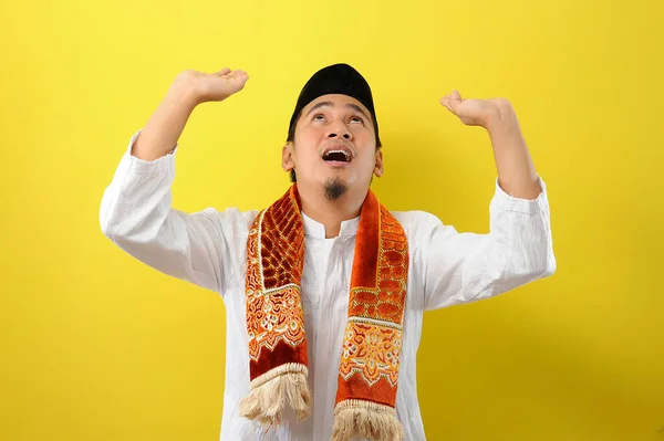 Ein Bärtiger Junger Asiatischer Muslim Der Sich Mit Ausgestreckten Händen — Stockfoto