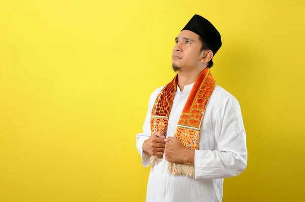 Vážný Mladý Asijský Muslim Odvrátit Pohled Ramadánu Pro Nejlepší Osobnost — Stock fotografie
