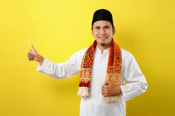 Schöner Junger Asiatischer Muslim Der Den Daumen Nach Oben Zeigt — Stockfoto