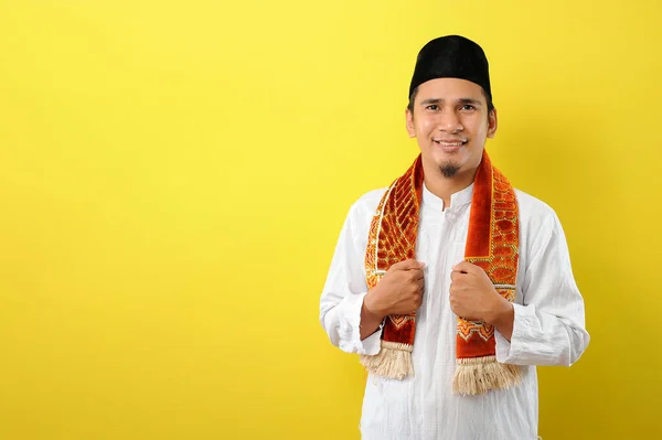 Lächelnder Junger Asiatischer Muslim Vor Gelbem Hintergrund — Stockfoto