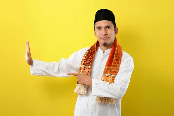 Portré Fiatal Ázsiai Muszlim Férfi Mutató Másolás Tér Nem Stop — Stock Fotó