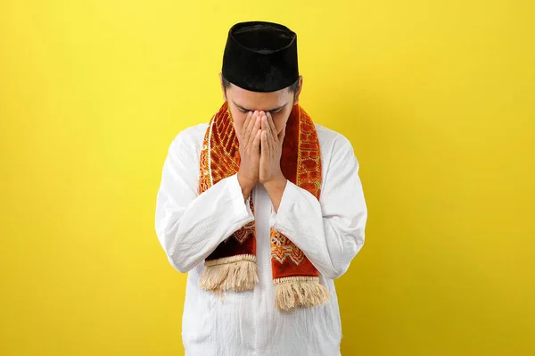 Mladý Asijský Muslim Smutný Zakryl Tvář Rukama Kopírovat Koncept Prostoru — Stock fotografie