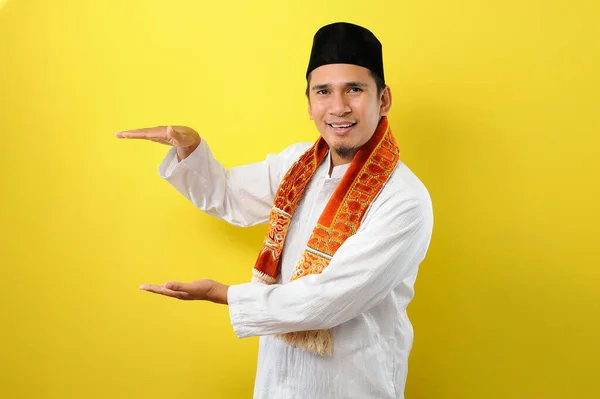 Junger Asiatischer Muslim Mit Kopierplatz Ramadan Eine Werbung Einzublenden Isoliert — Stockfoto
