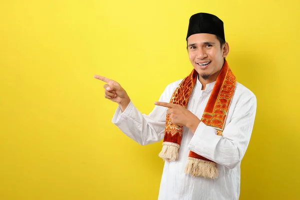 Sonriente Barbudo Joven Musulmán Asiático Señalando Mostrando Espacio Copia Para —  Fotos de Stock