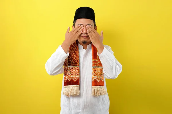 Ramadan Versucht Kareem Young Asian Muslim Man Seine Augen Bedecken — Stockfoto