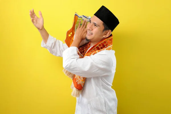 Ramadan Kareem Smiling Happy Young Asian Muslim Man Bringt Einen — Stockfoto