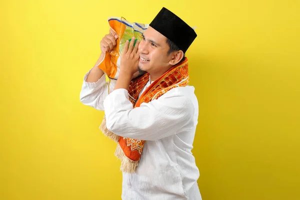 Ramadan Kareemben Mosolygó Boldog Ázsiai Muszlim Férfi Egy Rizsbogarat Hoz — Stock Fotó