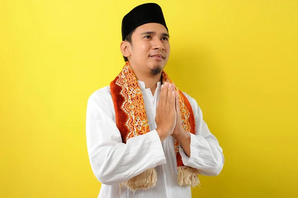 Jovem Homem Muçulmano Asiático Com Saudação Gesto Acolhedor Ramadhan Baixo — Fotografia de Stock