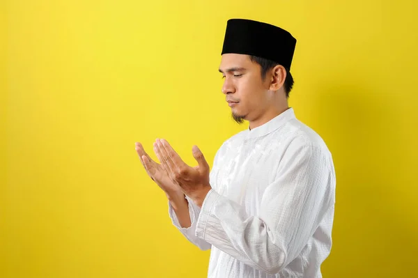 若いアジア系イスラム教徒の男性は イスラム教徒と手を上げて祈る — ストック写真