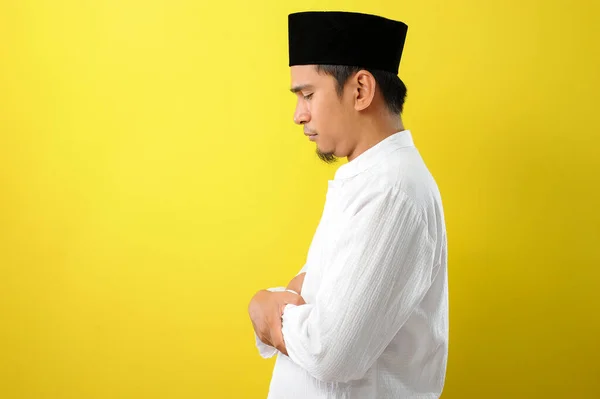 Portret Młodego Muzułmanina Azjatyckiego Odizolowany Żółtym Tle — Zdjęcie stockowe