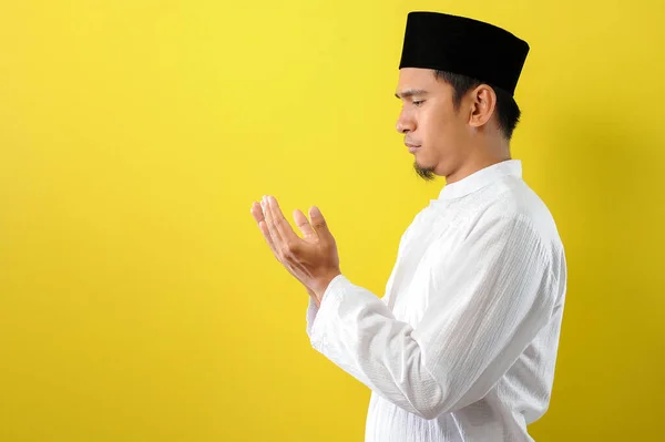 Jovem Asiático Muçulmano Homem Orando Levantando Mão Com Moslem — Fotografia de Stock