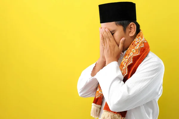 Pemuda Muslim Asia Merasa Sedih Dengan Menutupi Wajahnya Dengan Tangan — Stok Foto
