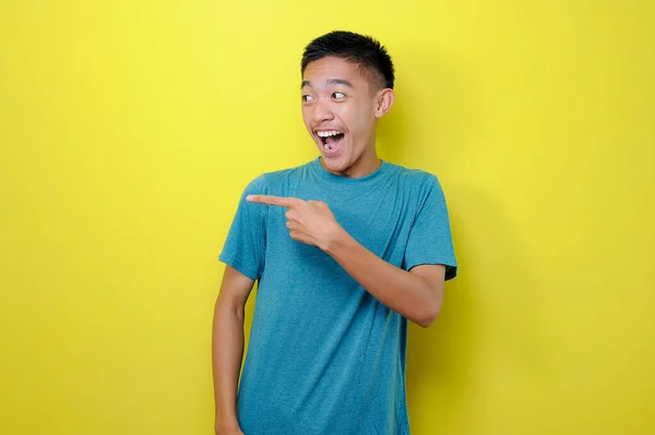 Emocionado Joven Asiático Hombre Casual Camiseta Apuntando Con Dedo Índice — Foto de Stock