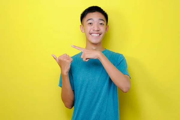 Pria Asia Muda Yang Bahagia Dengan Kaos Kasual Menunjukkan Ruang — Stok Foto