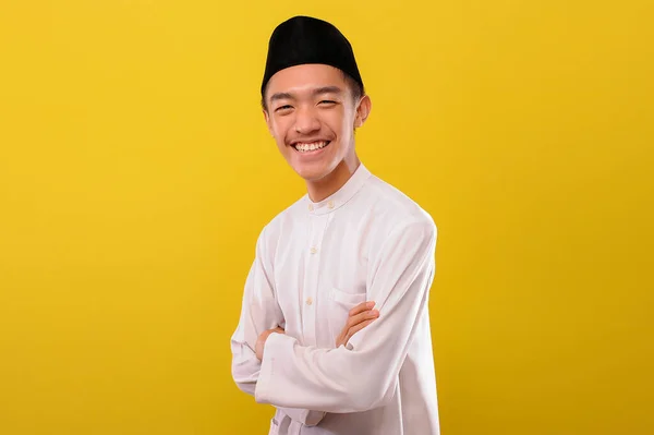 Fiatal Ázsiai Muszlim Férfi Áll Pózol Kamera Előtt Barátságos Mosollyal — Stock Fotó