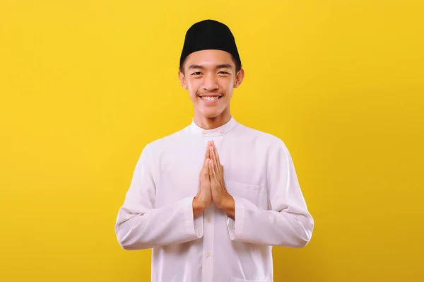 Jovem Asiático Muçulmano Homem Com Saudação Gesto Acolhedor Conceito Ramadã — Fotografia de Stock