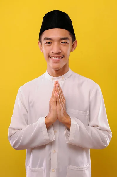 Jovem Asiático Muçulmano Homem Com Saudação Gesto Acolhedor Conceito Ramadã — Fotografia de Stock
