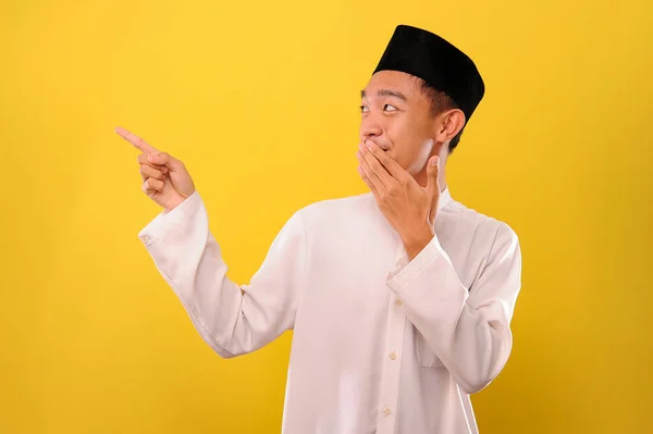 Imagem Divertido Jovem Asiático Muçulmano Homem Expressando Surpresa Apontando Dedo — Fotografia de Stock