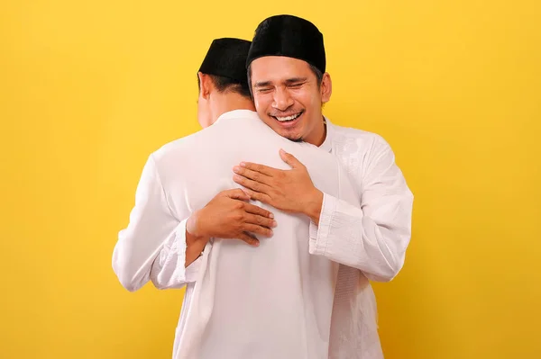 Bild Von Glücklichen Zwei Jungen Asiatischen Muslimen Die Sich Während — Stockfoto