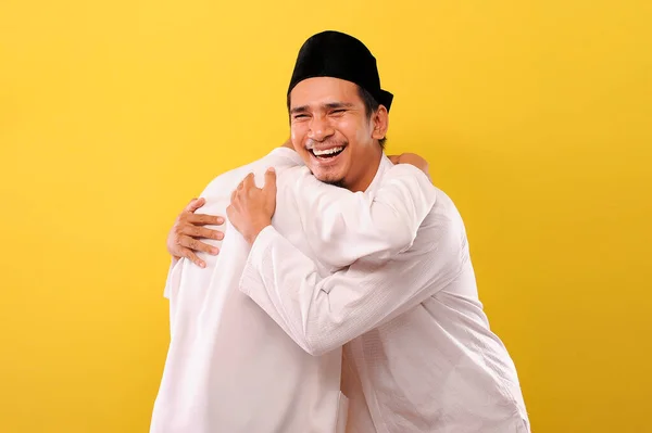 Gambar Bahagia Dua Pemuda Muslim Asia Saling Berpelukan Selama Perayaan — Stok Foto
