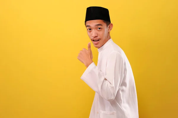 Schöner Junger Asiatischer Muslim Der Den Daumen Nach Oben Zeigt — Stockfoto