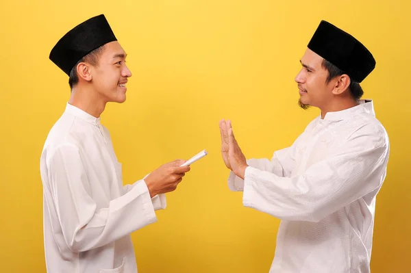 Junger Asiatischer Muslim Verweigert Almosen Von Seinem Freund Zum Ramadan — Stockfoto