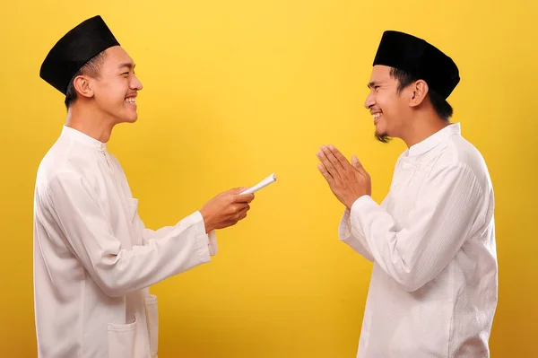 Pemuda Muslim Asia Memberikan Sedekah Kepada Muslim Lainnya Pada Bulan — Stok Foto