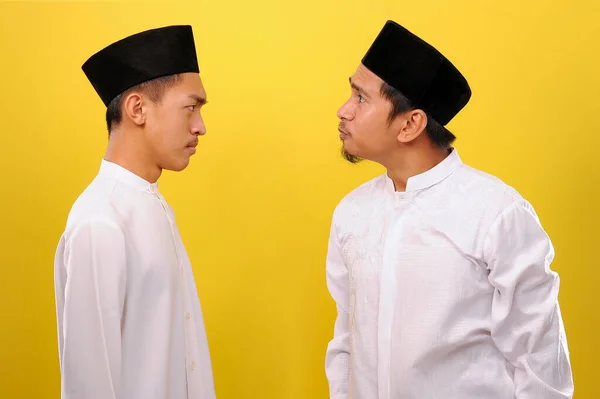 Afbeelding Van Twee Jonge Aziatische Moslimmannen Zien Woedend Uit Ramadan — Stockfoto