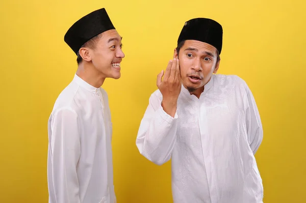 Imagem Dois Jovens Muçulmanos Asiáticos Tecido Muçulmano Sussurrando Segredos Fofocas — Fotografia de Stock
