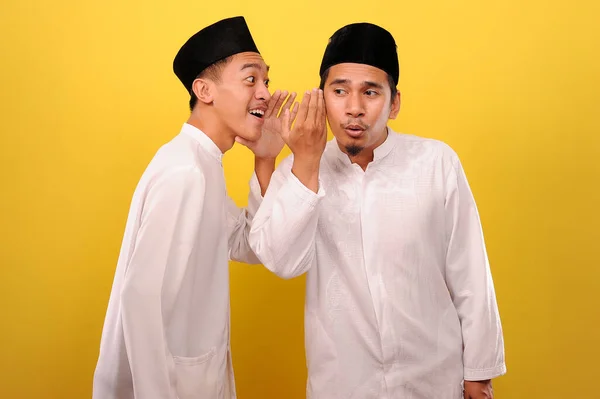 Gambar Dua Pemuda Pria Muslim Asia Islam Kain Berbisik Rahasia — Stok Foto