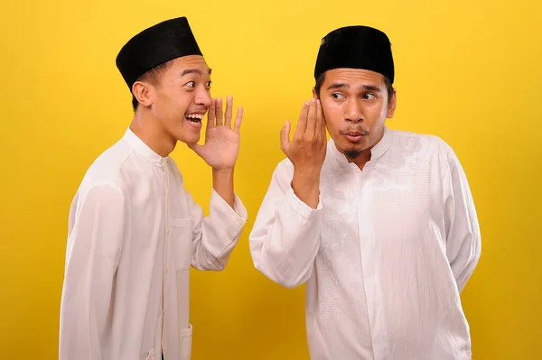 Asyalı Müslüman Müslüman Adamın Görüntüsü Birbirlerine Sırlar Dedikodular Fısıldıyorlar Oruç — Stok fotoğraf